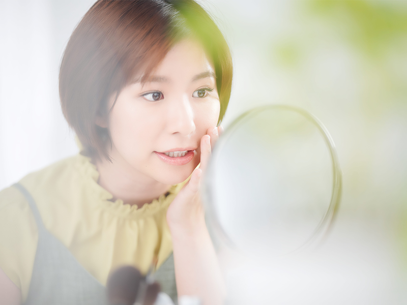 鏡を見る女性