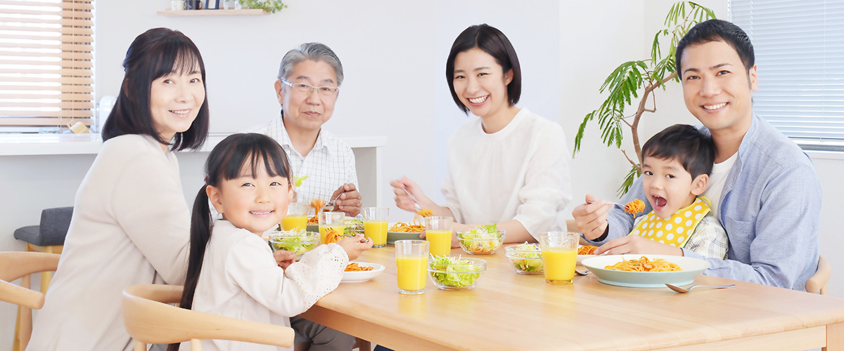 生活習慣についてのアドバイス家族で食事