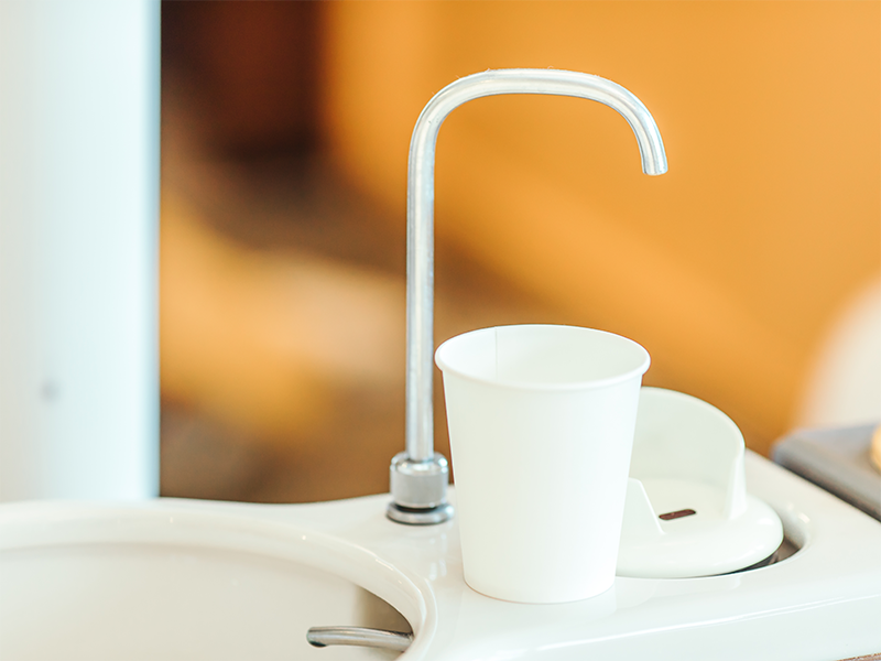 紙コップなどは使い捨て