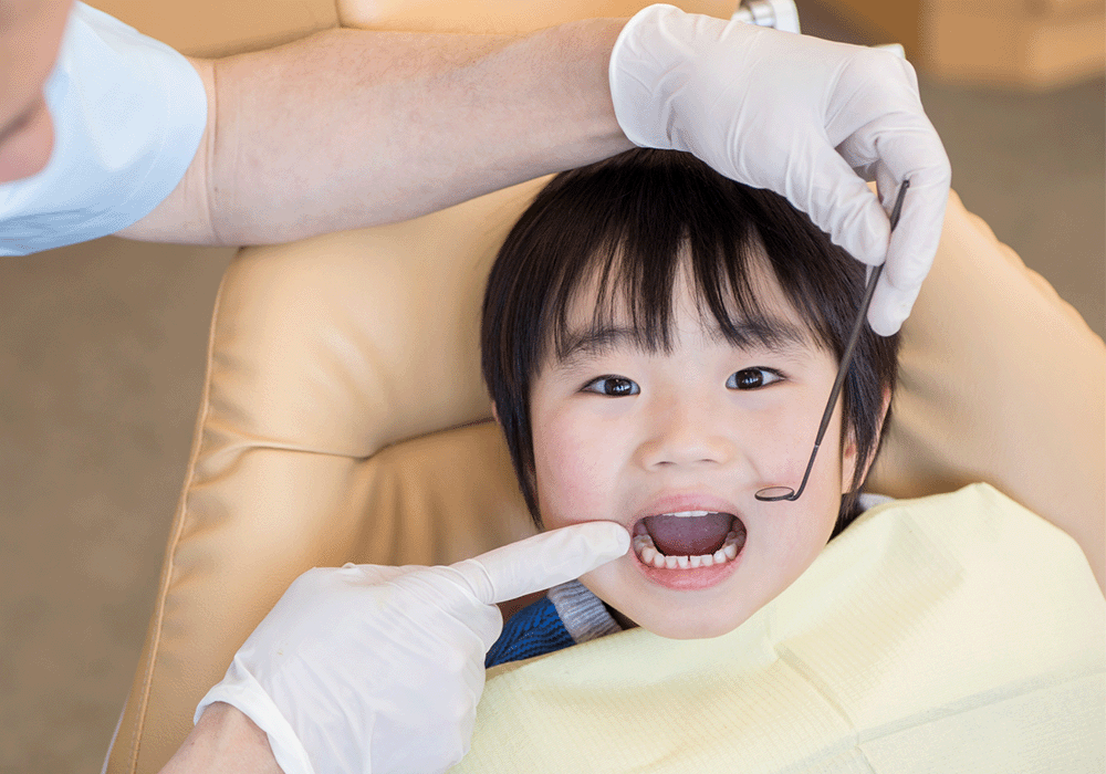 歯科検診を受ける子ども
