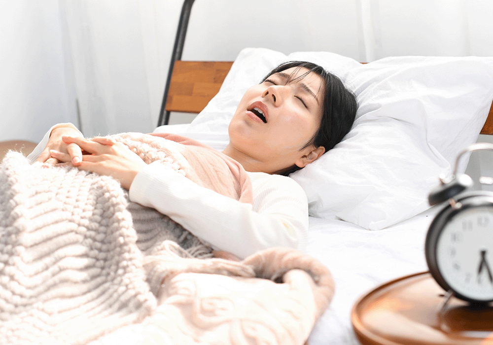 口を開けて寝ている女性