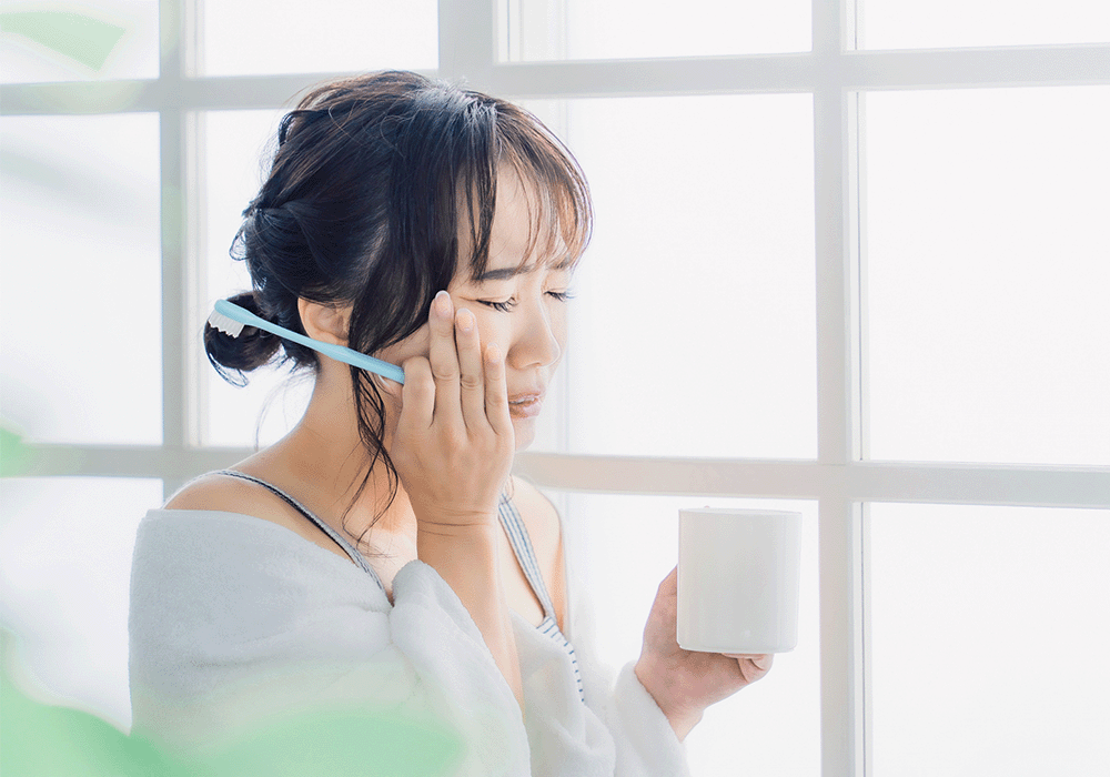 歯みがきをすると歯が痛い女性