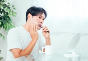 歯みがきする男性