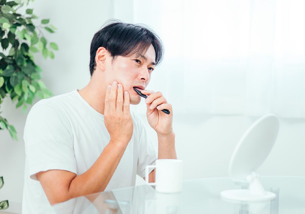 歯みがきする男性