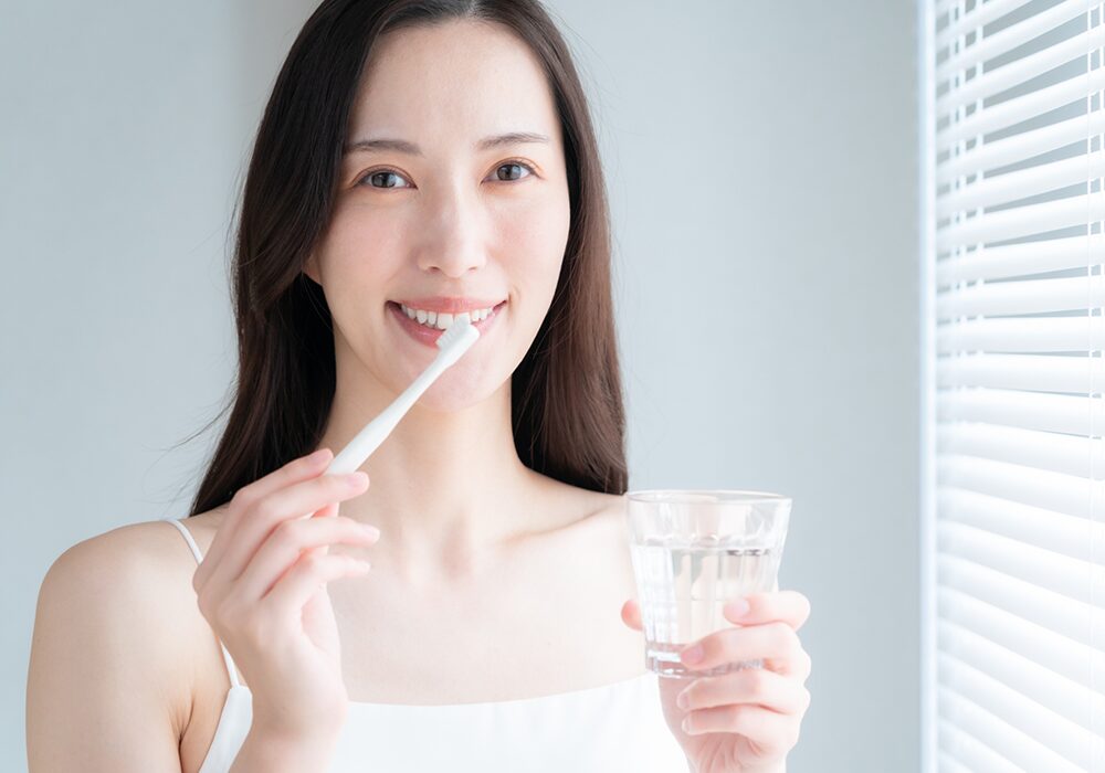 歯みがきする女性