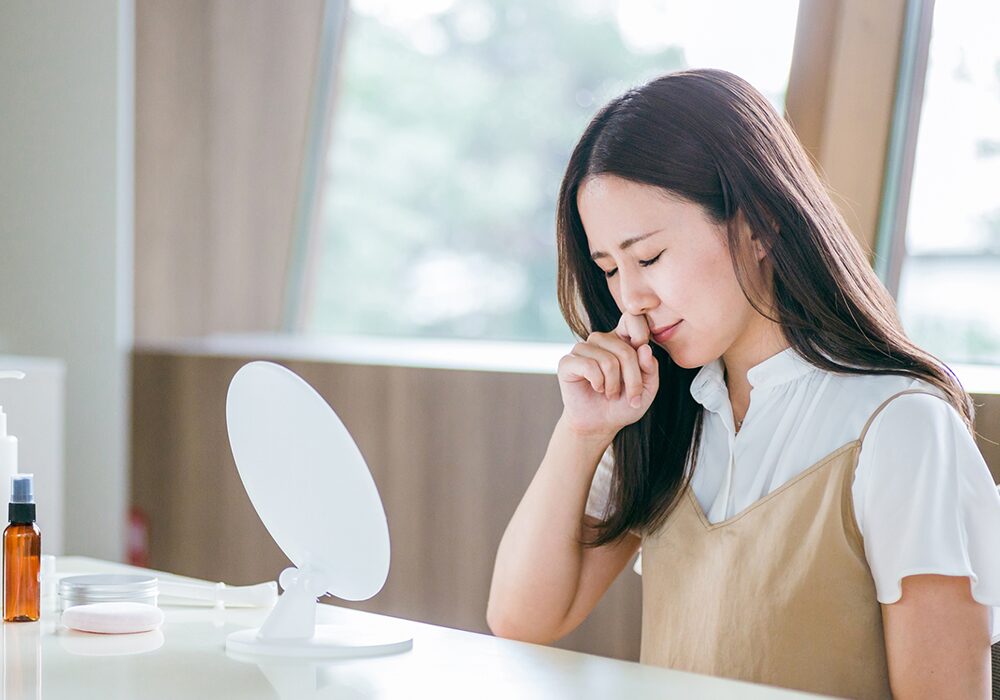 鼻を気にする女性